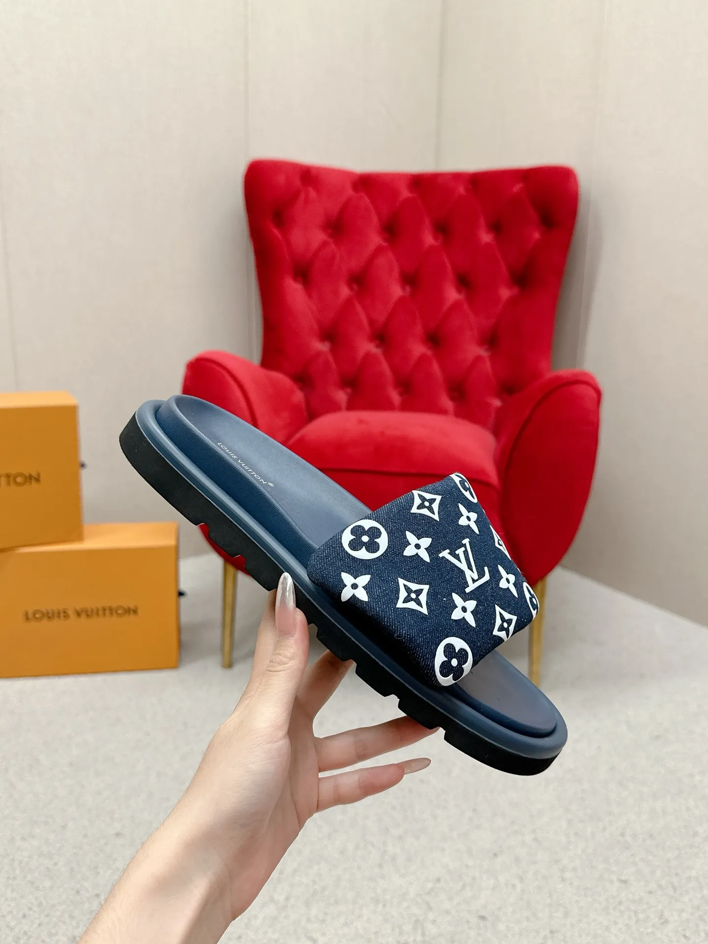 👟👟Ex-factory price 420👟👟 LV Louis Vuitton Full of high-end feel! A popular model among bloggers at home and abroad, it’s retro and fashionable and looks amazing on your feet! Mainly recommended model on the official website★ ━━━━━ ЅᏇєєt ━━━━━ ▪️Upper: original calfskin ➕5D printing process ▪️Inner: imported mixed sheepskin ▪️Outsole: original molded foam outsole ▪️Size: Female 35-40 Men's 39-44 (women's 41 men's 45)